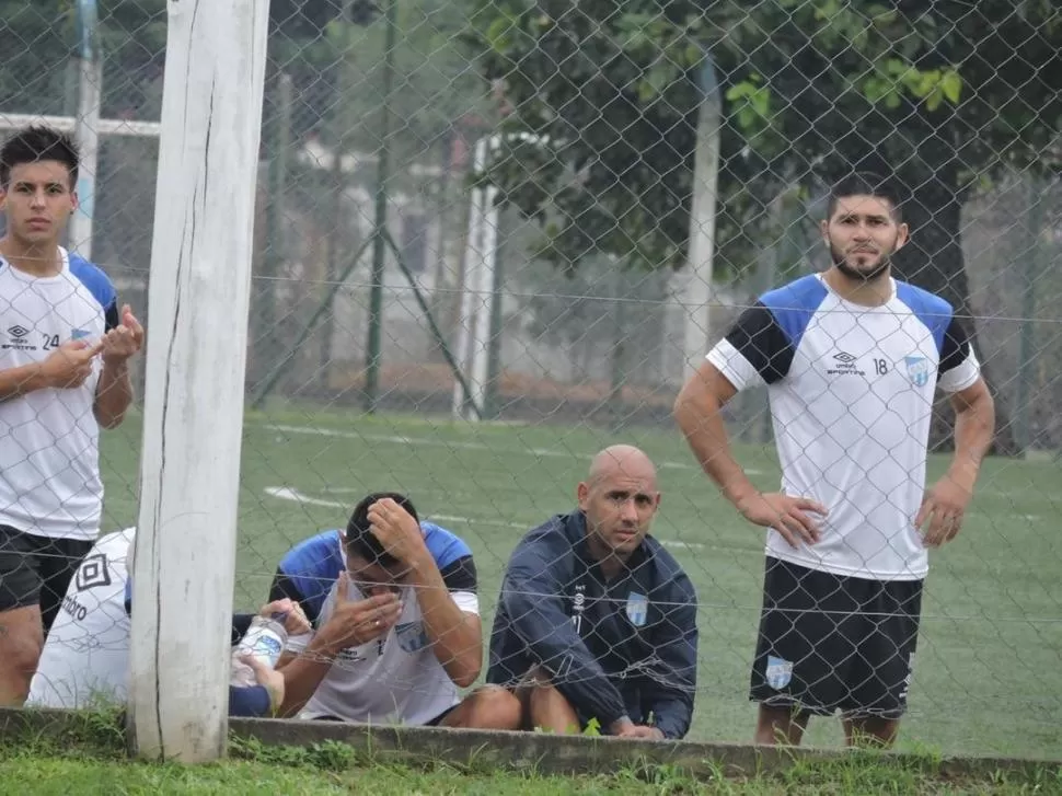 DESCANSANDO. Pombo, Núñez, Mercier y Barbona, viendo el partido de Reserva. twitter @soydekano