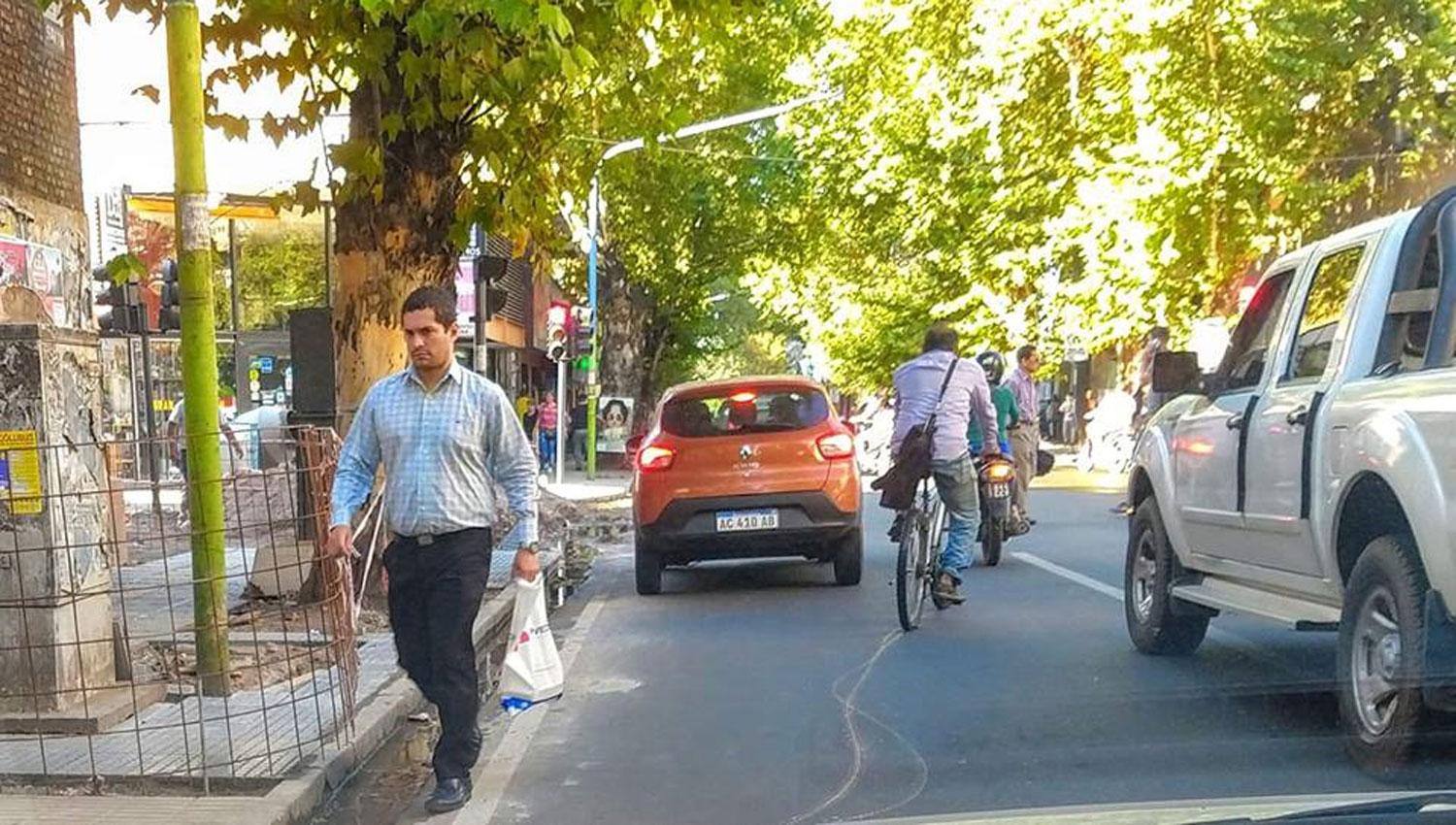 Conductor imprudente pone en riesgo la vida de quienes transporta