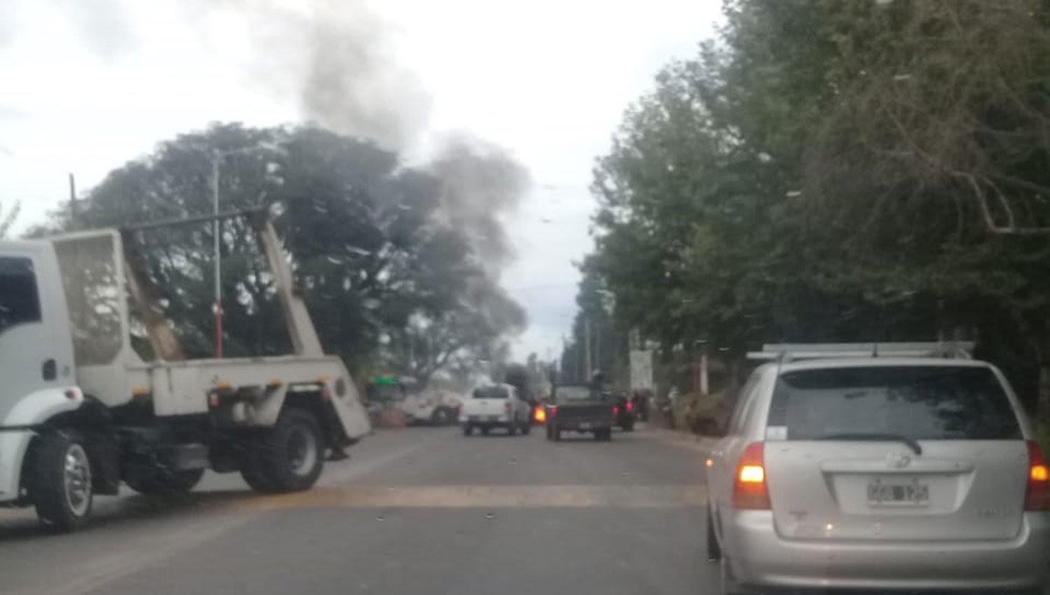 Conductor imprudente pone en riesgo la vida de quienes transporta