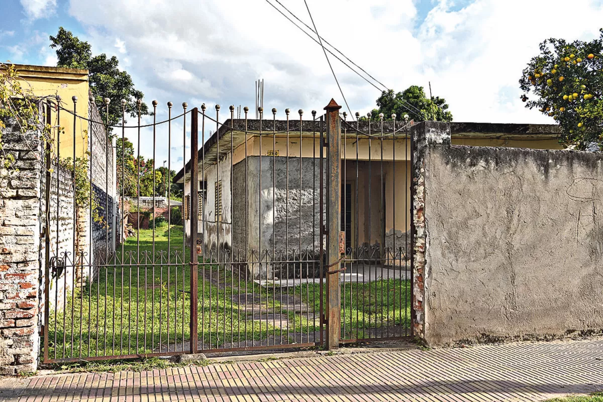 Lo encontraron muerto y maniatado en su habitación