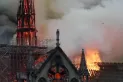Piel de Gallina: parisinos se arrodillaron y cantaron ante la catedral de Notre Dame