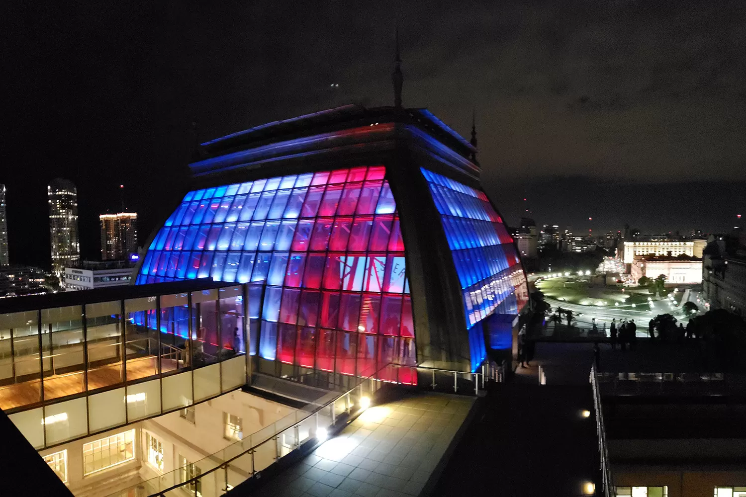 CENTRO CULTURAL KIRCHNER. Se iluminó con los colores de Francia.