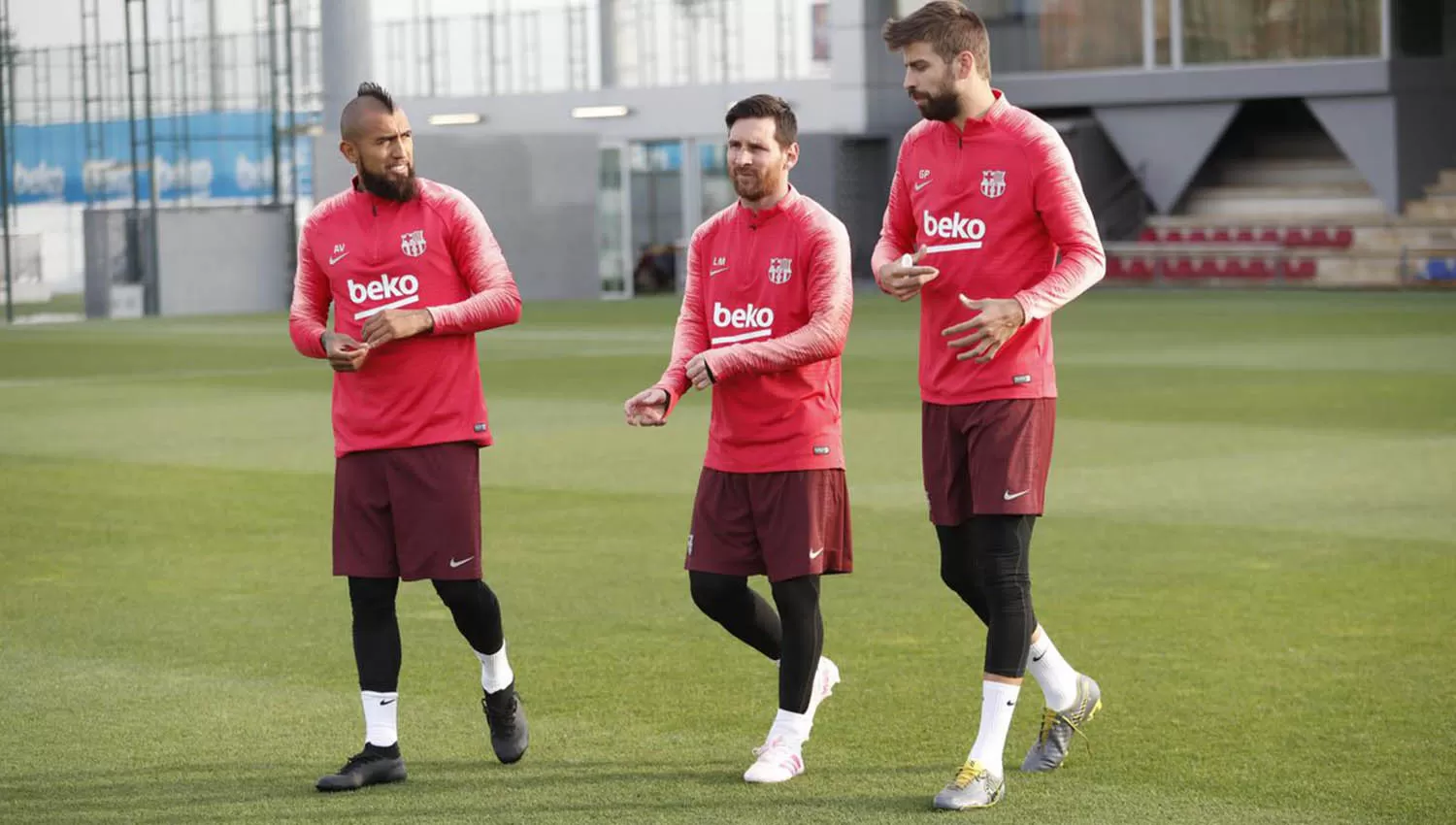 VIdal, Messi y Piqué en la última práctica previa al partido contra el United. (FOTO TOMADA DE TWITTER @FCBarcelona_es)