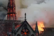 Piel de Gallina: parisinos se arrodillaron y cantaron ante la catedral de Notre Dame
