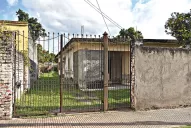 Lo encontraron muerto y maniatado en su habitación