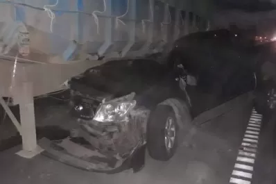 Murió una mujer al incrustarse una camioneta debajo de un camión