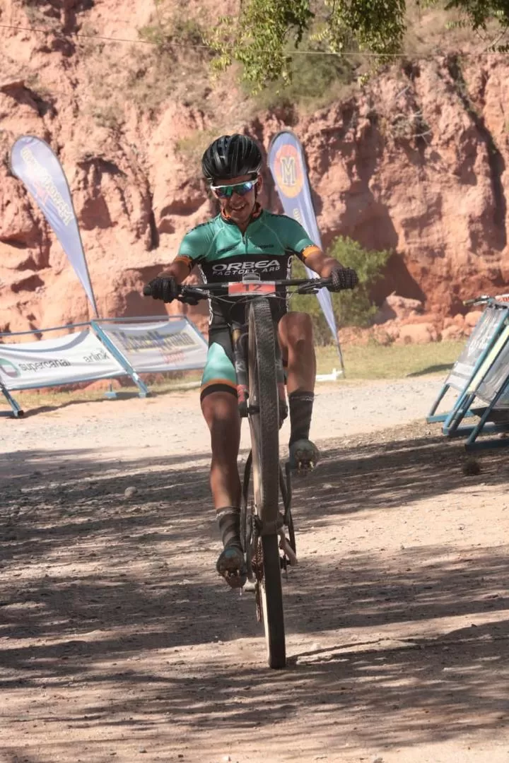 GRAN MOMENTO. Álvaro Macías consiguió una victoria contundente en la segunda fecha del Campeonato Tucumano de cross country. 