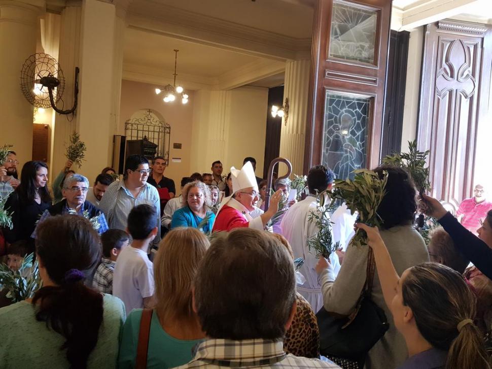 FINAL. Una multitud se acercó a saludar al arzobispo y pedir su bendición.  