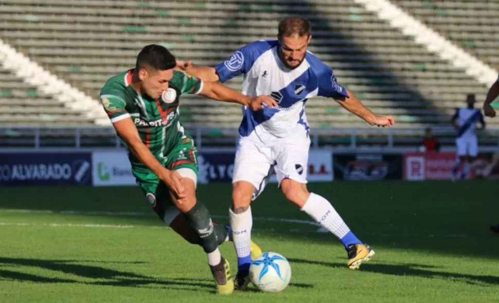 POR ACÁ NO PASÁS. Valdez, de San Jorge, sale al cruce de Germán Genite, de Alvarado. Hubo empate en el “Minella”. Foto Diego Berrutti