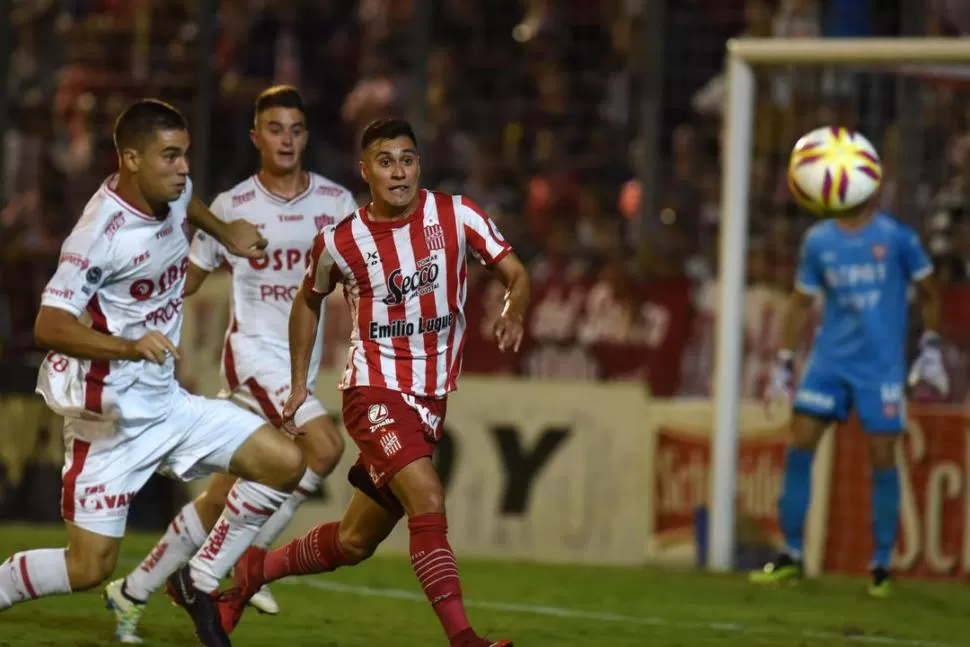 SIEMPRE PONE TODO. Puede jugar bien o mal, pero Gonzalo Rodríguez deja hasta la última gota de sudor en la cancha. la gaceta / foto de diego aráoz