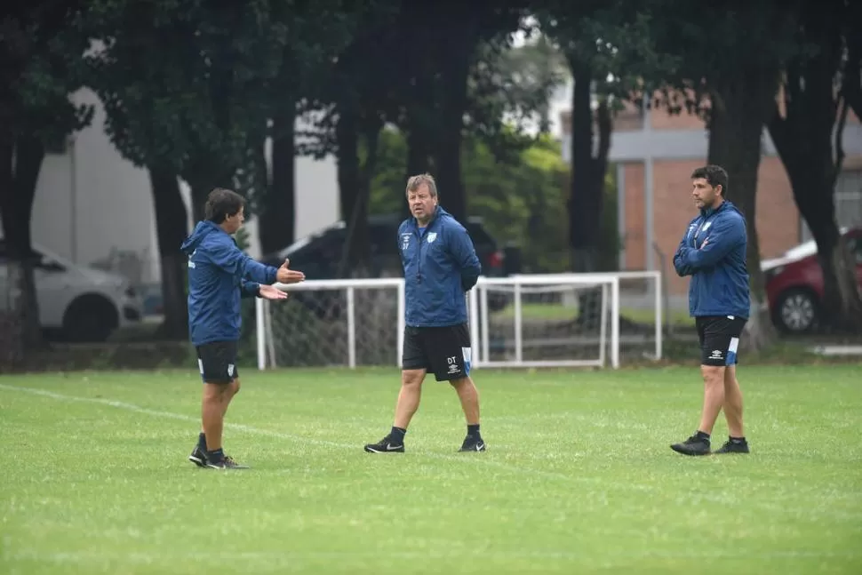 ATENTO. Zielinski charla con Meoni y Depaoli, su preparador físico y su ayudante respectivamente, durante una práctica. El entrenador estuvo pendiente del partido de San Martín de San Juan y Talleres. la gaceta / foto de Analía Jaramillo