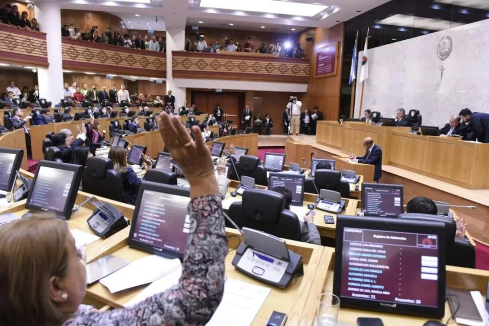 VOTANDO PROYECTOS. El oficialismo, con 28 legisladores en su espacio y al menos tres aliados, ocupa más de la mitad del recinto legislativo. prensa