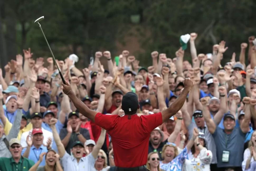 GOLPE DEFINITIVO. “No sé lo que hice, sólo grité, significa todo para mí”, dijo un emocionado Tiger Woods tras conquistar, por quinta vez, el Master de Augusta. El californiano parece haber dejado atrás su infierno. reuters 