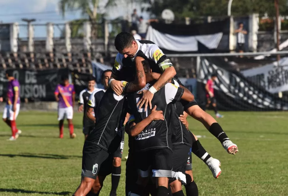 FELICIDAD. Raúl Saavedra abrió el marcador y sus compañeros lo festejan. la gaceta / foto de osvaldo ripoll