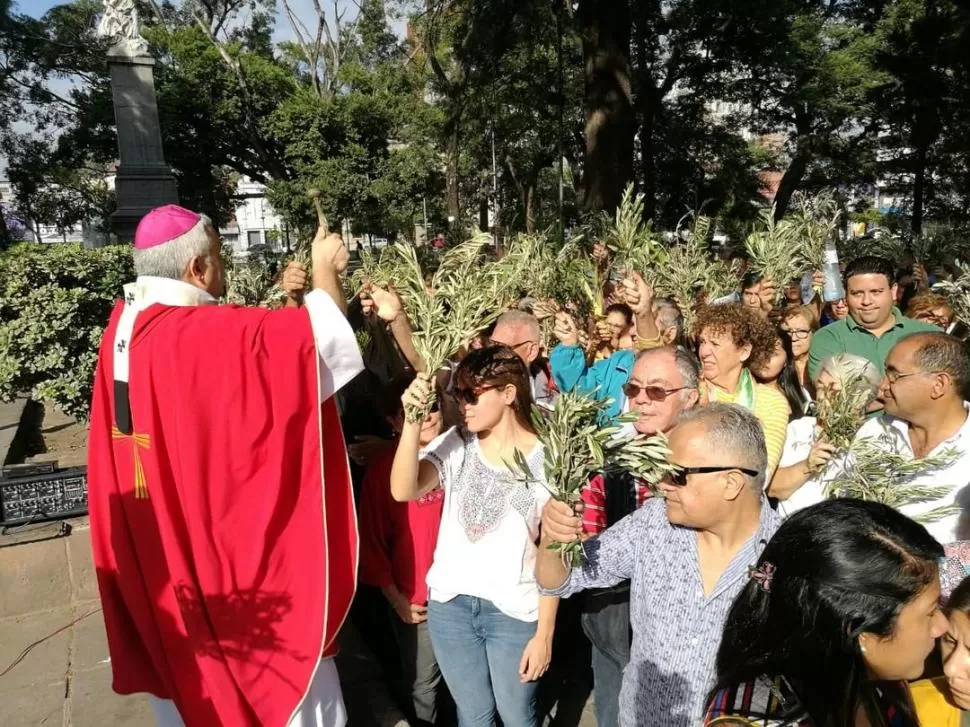 BENDICIÓN EN LA PLAZA INDEPENDENCIA. Monseñor Carlos Sánchez bendice los ramos, antes de la misa. Fotos: Sergio Olea, Magena Valentié y Patricio Juárez