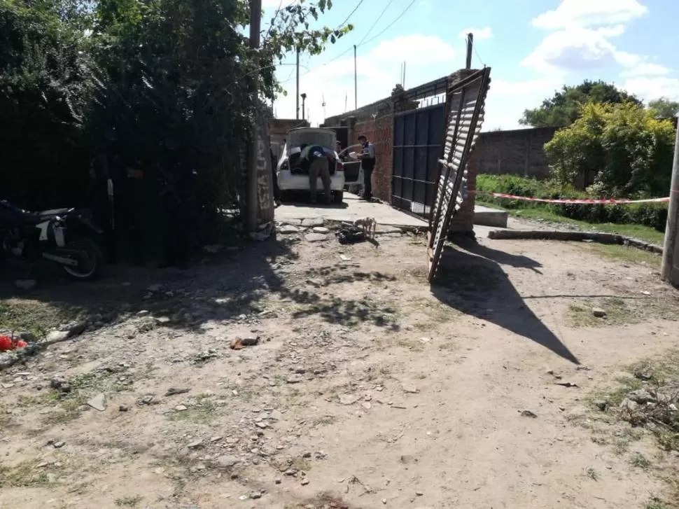 INVESTIGACIÓN. La Policía concretó un allanamiento en la vivienda del supuesto líder de la banda, ubicada en calle Pellegrini y Diagonal Sur.  