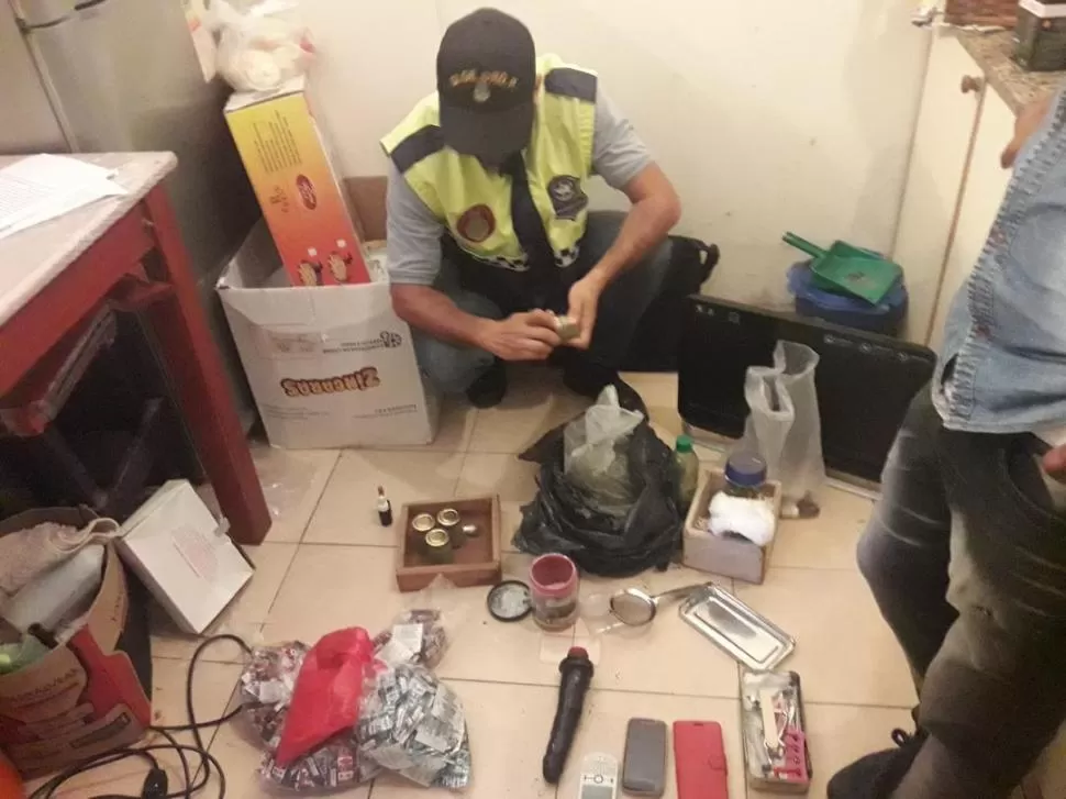 HALLAZGO. El operativo se realizó el sábado en una propiedad ubicada en barrio Sur, donde secuestraron objetos sexuales, dinero y teléfonos.    