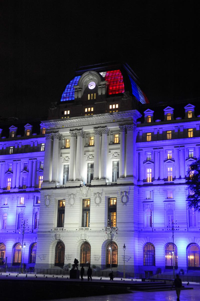 CENTRO CULTURAL KIRCHNER. Se iluminó con los colores de Francia.