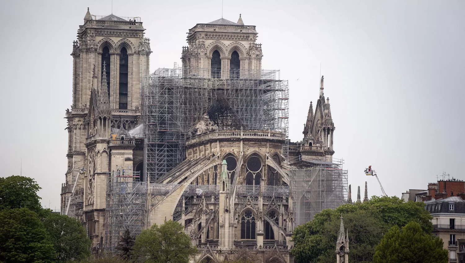 EL DÍA DESPUÉS. La catedral luce devastada por las llamas. 