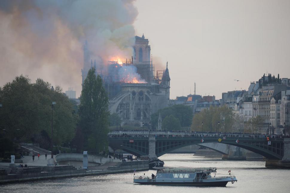 SALVADAS. Las torres de la fachada occidental no fueron afectadas. 