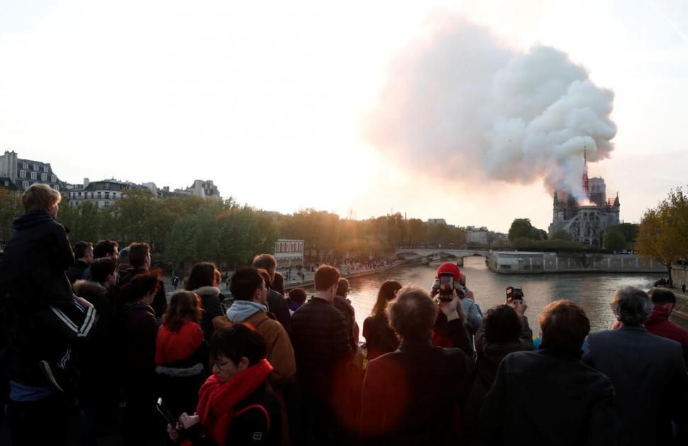 A TODA VELOCIDAD. El primer reporte de que salía humo del techo llegó a las 18.50 (14.50 de Argentina); dos horas después cayó parte de la cubierta. 