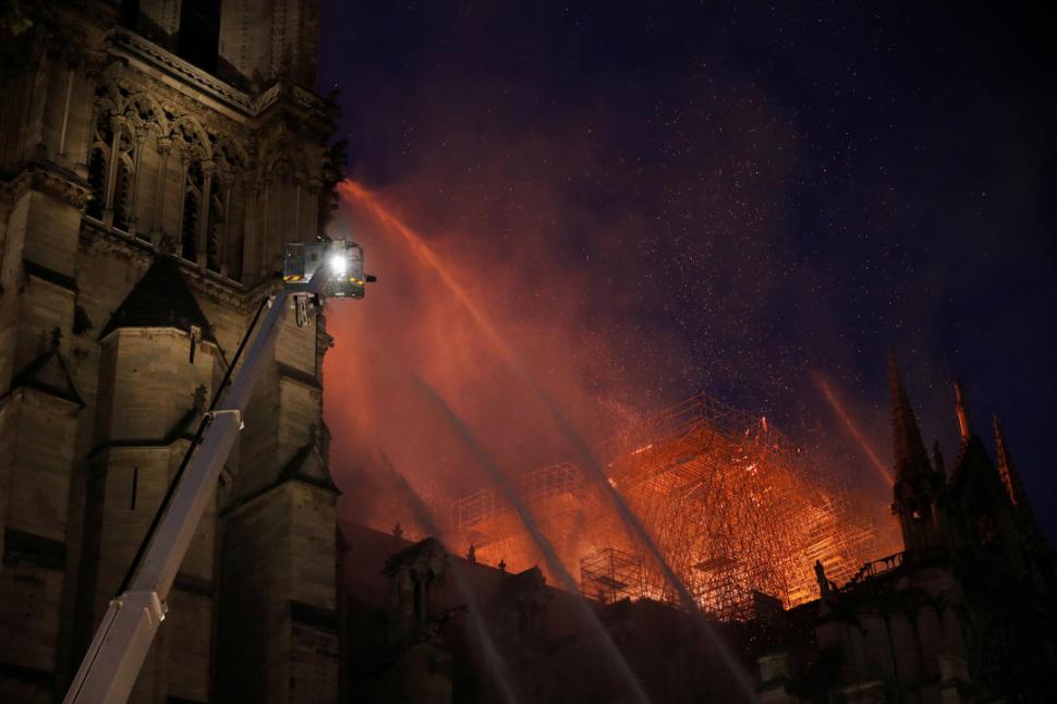 ESFUERZO. Los chorros de agua apenas pudieron llegar al tope de las torres. 