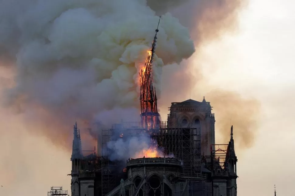 AGUJA. Se cree que el fuego se inició en la estructura de 93 metros de alto. fotos reuters 