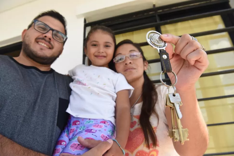 LA CASA PROPIA. Romina Medina exhibe las llaves de su vivienda, junto a su familia. Hoy reclama una salida para poder pagar las hipotecas. la gaceta / foto de franco vera