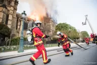Francisco agradeció a los bomberos que salvaron a la catedral de Notre Dame