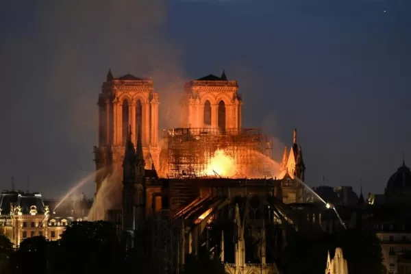 Un cortocircuito es el “sospechoso” por el incendio en Notre Dame