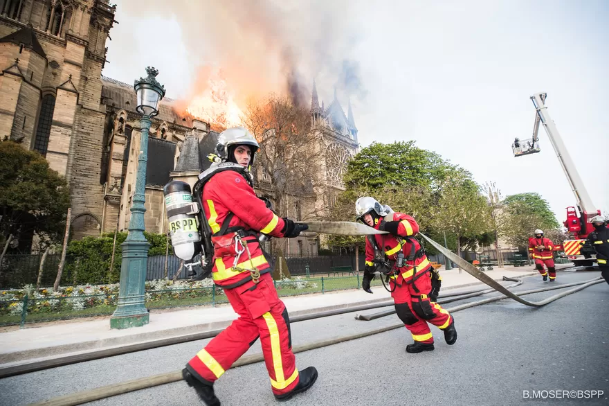 IMAGEN DE BOMBEROS DE PARÍS