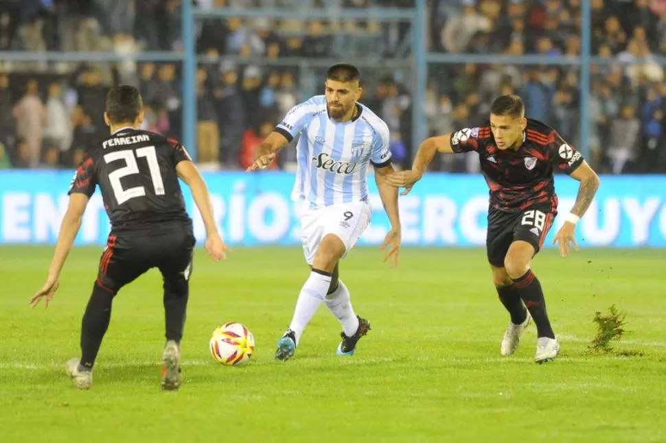 RIVALES, NO ENEMIGOS. Leandro Díaz lleva la pelota en el partido que Atlético perdió con River. Ese día el “millo” le dio un disgusto pero, a la larga, en el año, quizás podría terminar “ayudando” al “Decano”. la gaceta / foto de Hector Peralta