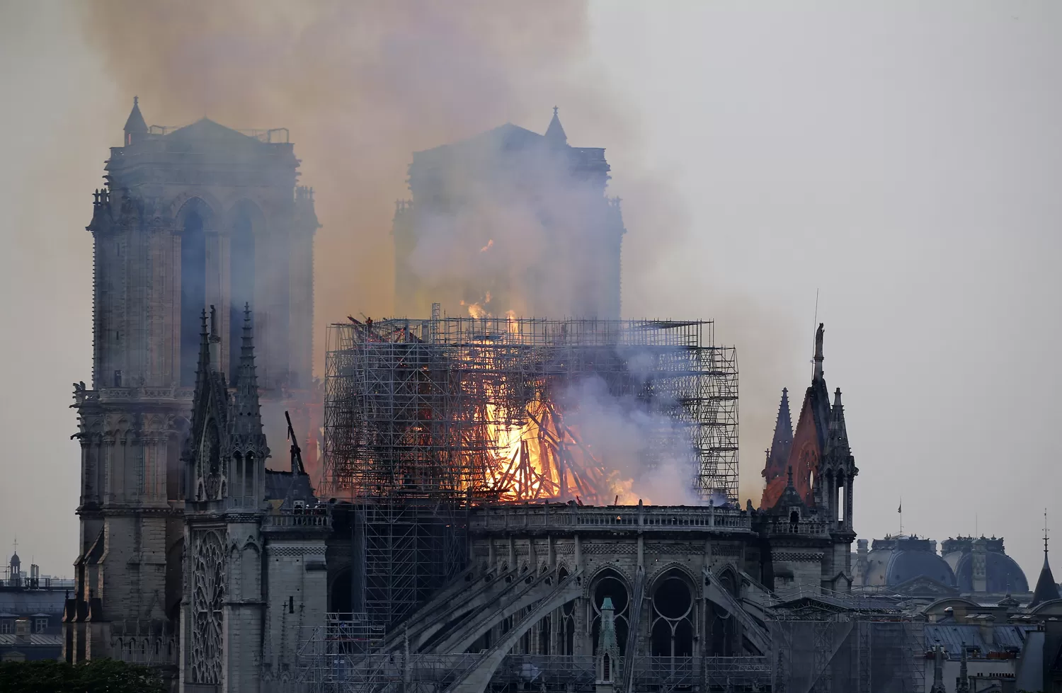 Aseguran que Cristo apareció entre las llamas de Notre Dame