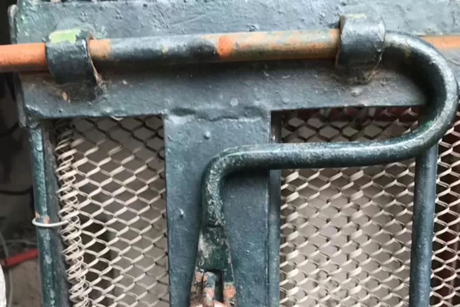 ROMPIERON LOS CANDADOS. Los ladrones se tomaron todo el tiempo para sustraer una bomba de agua.