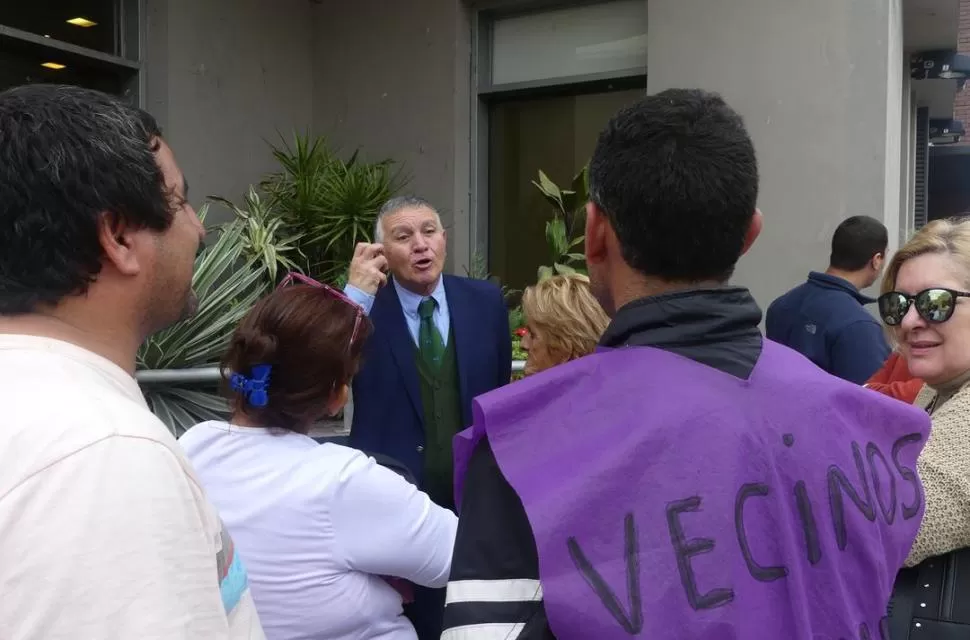 DIÁLOGO. Herrera habla con los usuarios que fueron hasta el municipio. la gaceta / foto de osvaldo ripoll 