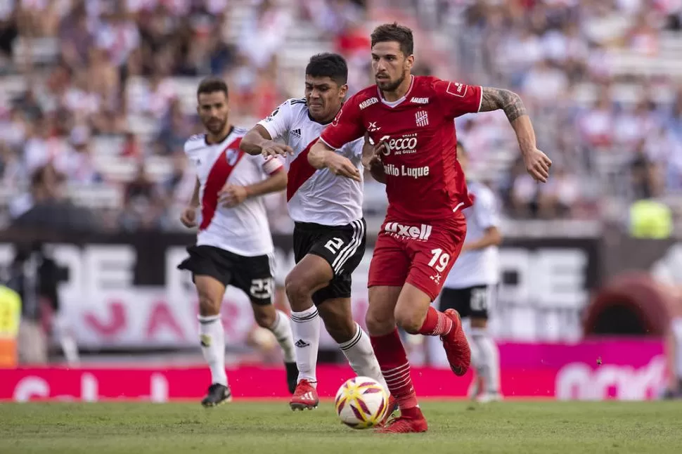 SU MEJOR MOMENTO. Costa aguanta la embestida de Rojas; tras esa corrida llegó el único gol con la camiseta “santa”. foto de Matias Napoli Escalero (Archivo)