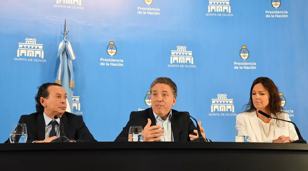 Dante Sica, Nicolás Dujovne y Carolina Stanley durante la conferencia realizada el pasado miércoles. TÉLAM