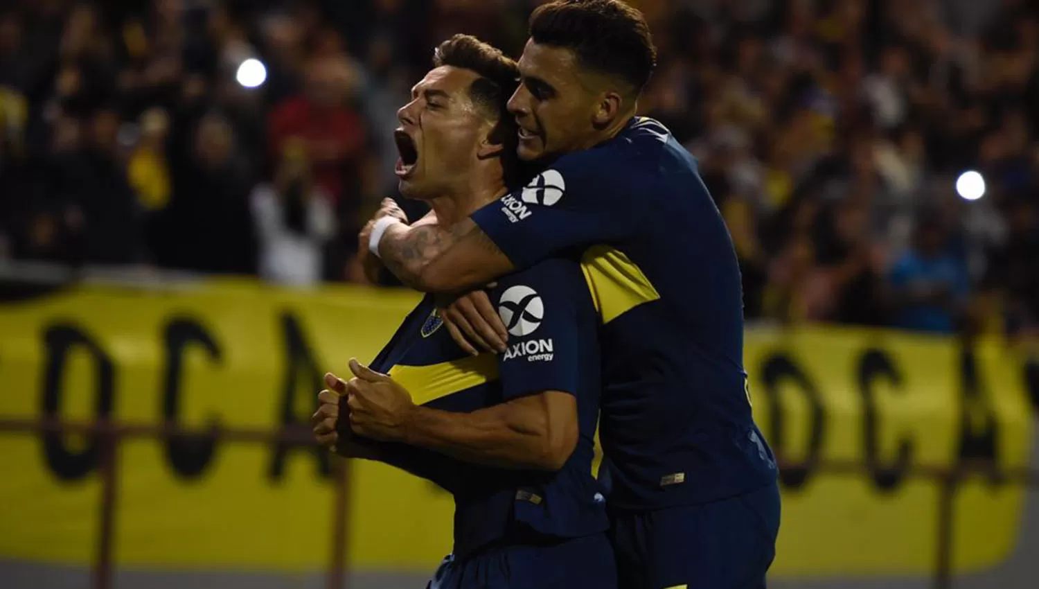 Mauro Zárate, en el festejo de su golazo, con Cristian Pavón. (FOTO TOMADA DE TWITTER @BocaJrsOficial)