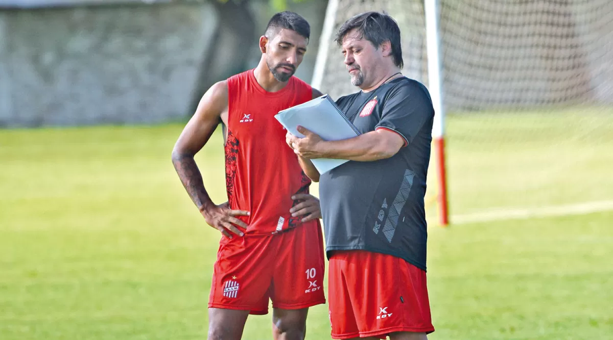 INDICACIONES. Caruso tendrá que disponer un plan táctico acertado; García, lucirse en la cancha. LA GACETA/FOTO DE JUAN PABLO SÁNCHEZ NOLI