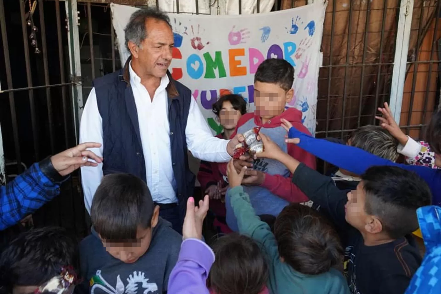 EN CAMPAÑA. Daniel Scioli visitó un comedor en Mar del Plata.