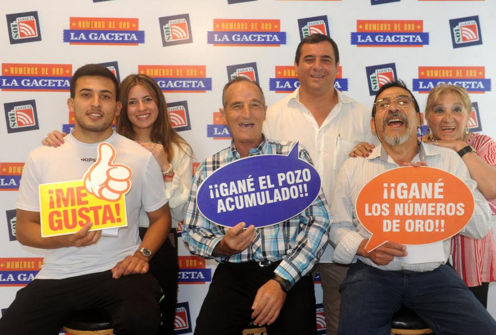 LOS TRES AFORTUNADOS. Brizuela, Romera y Diarte acompañados por familiares en nuestras oficinas.  