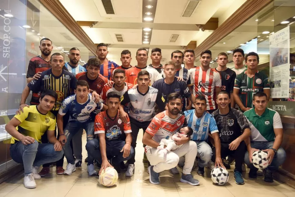 EL DÍA ESPERADO. Los jugadores de 22 clubes posaron para LG Deportiva previo al inicio del Anual 2019. Patricio Figueroa de La Providencia tiene entre sus brazos a su hija Pilar, de dos meses. la gaceta / foto de DIEGO ARAOZ