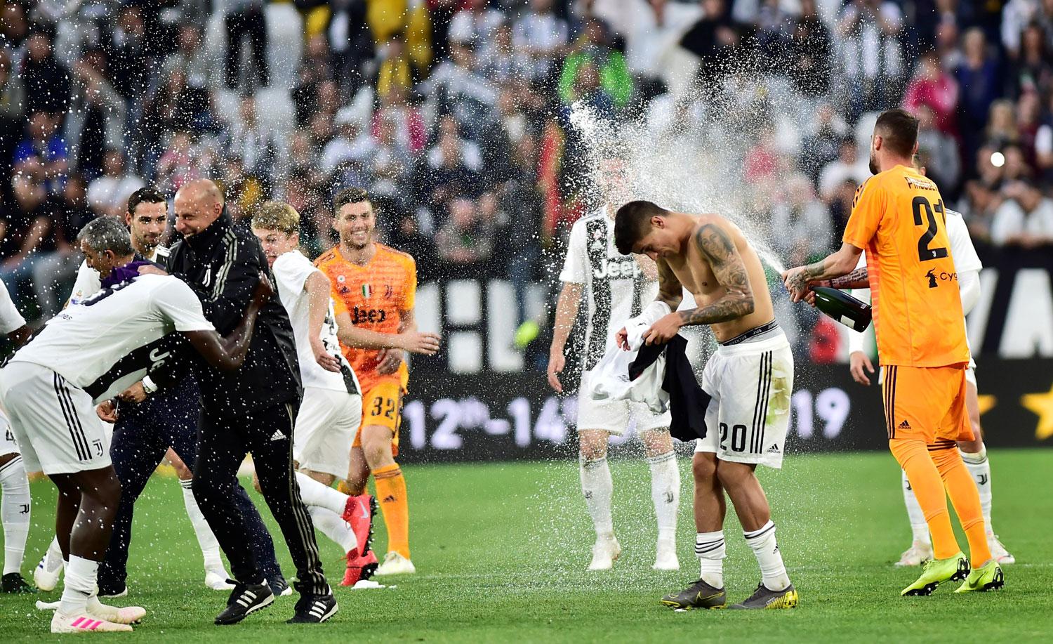 FESTEJO. Los jugadores inician el brindis del campeonato.