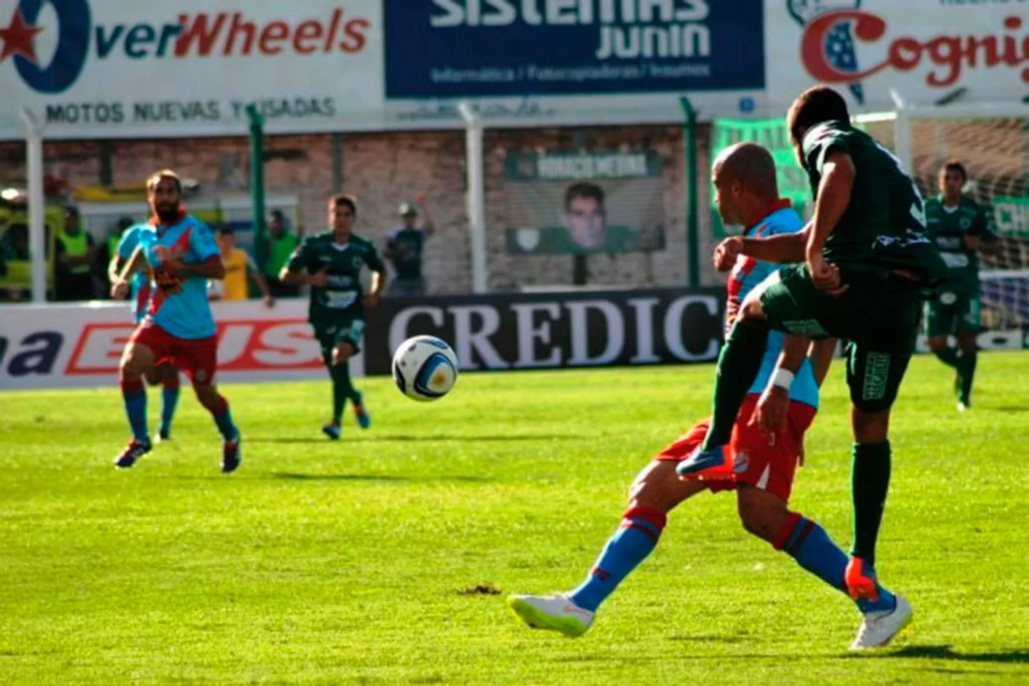 POR EL ASCENSO. Sarmiento y Arsenal deberán jugar un partido desempate.