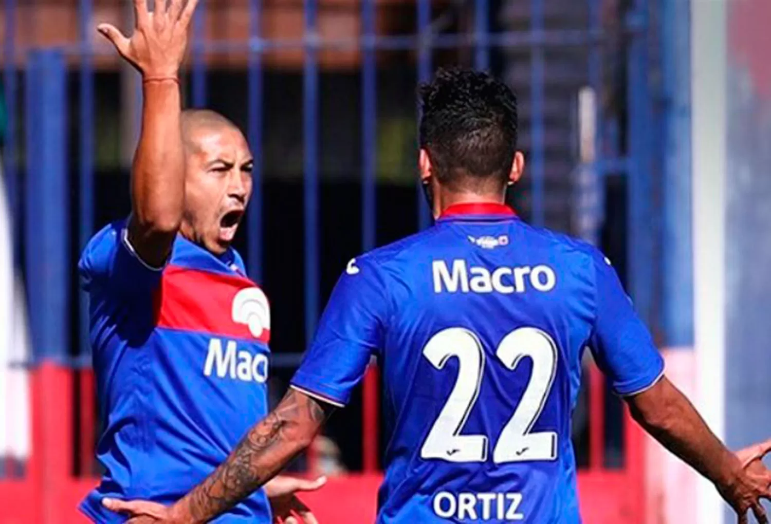 GOLEADOR. El Chino Luna marcó el tercer gol de Tigre y le dio la clasificación.