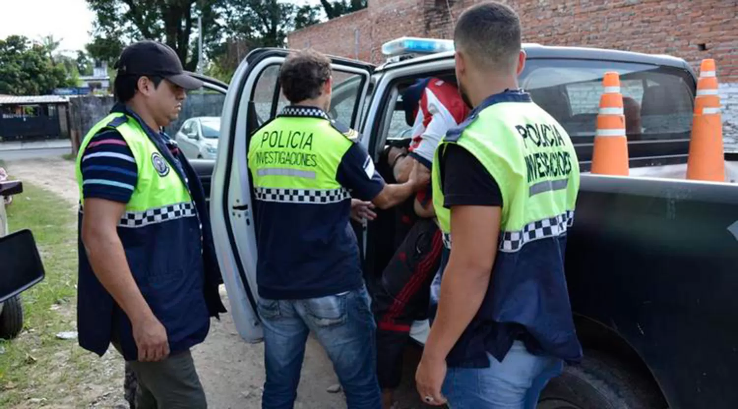 ASÍ SE LLEVARON AL NOVIO. La policía fue a buscar al hombre que le disparó a su novia.