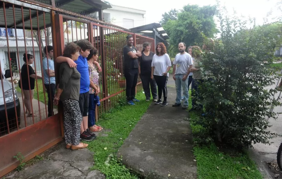 DOLOR. Los vecinos de barrio Oeste I se juntaron ayer en la vereda donde Reyes Ríos había recibido el disparo. la gaceta / foto de antonio ferroni 