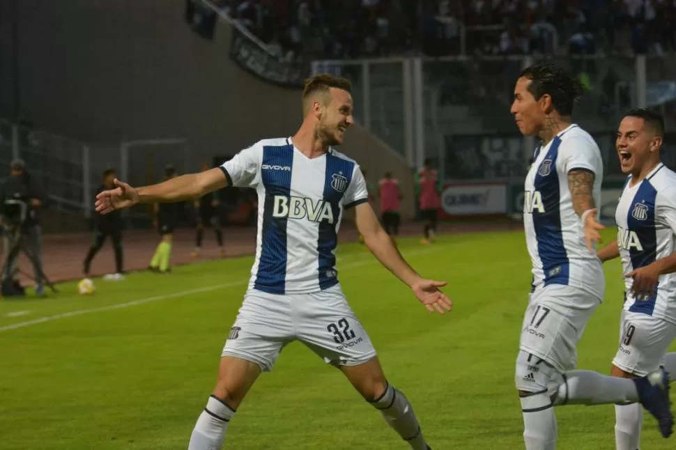 EL DEL EMPATE. Pochettino acaba de anotar el gol que equilibró la serie 2 a 2 en el global. Dayro Moreno, autor del primero de Talleres, festeja junto al volante. Telam