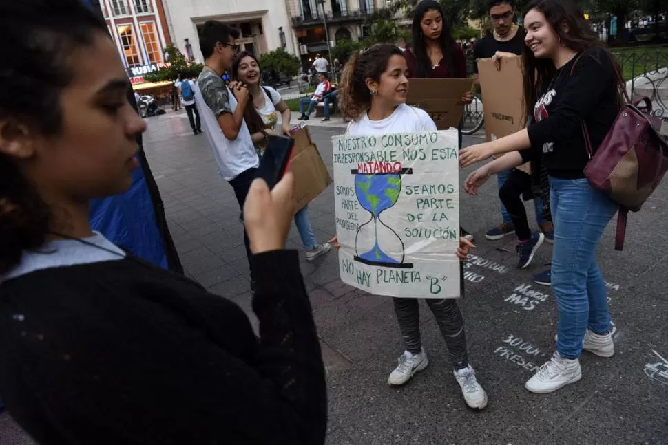 HACERSE CARGO. Hace unas semanas, la plaza Independencia fue escenario de un canje ecológico organizado por esta brigada de jóvenes comprometidos con la salud del planeta. la gaceta / FOTOs diego aráoz