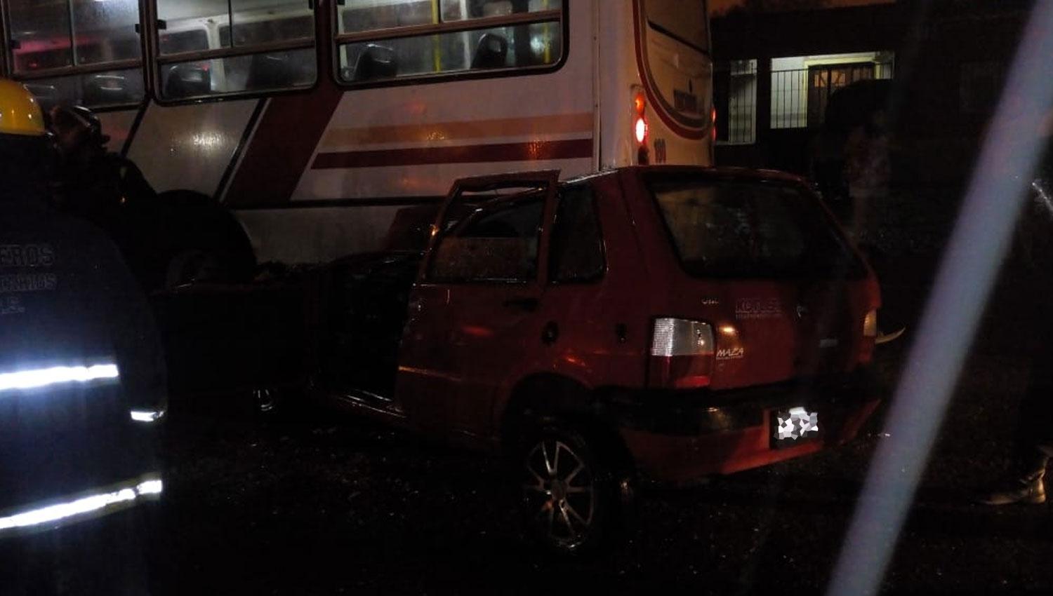 DESTRUIDO. El habitáculo del auto sufrió el impacto en la parte izquierda.